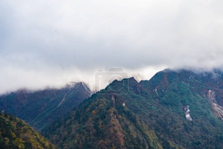Paysage montagneux de l'Himalaya sur la route du camp de base de Kanchenjunga à Taplejung Népal