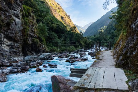 Río Tamor en ruta a Kanchenjunga Base Camp Trek, Taplejung, Nepal