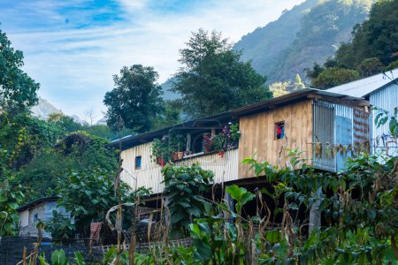 Thangyam Amjilosa Dorf in Taplejung, Nepal, das während des Kanchenjunga Base Camp Trek fällt