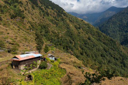 Thangyam Amjilosa Dorf in Taplejung, Nepal, das während des Kanchenjunga Base Camp Trek fällt