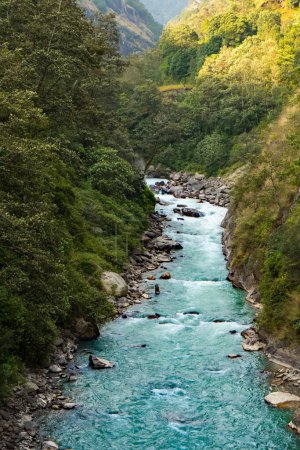 Río Tamor en ruta a Kanchenjunga Base Camp Trek, Nepal