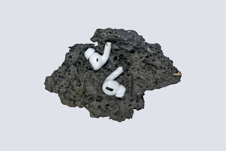 Foto de Pareja de auriculares colocados en piedra volcánica podio maqueta 3D - Imagen libre de derechos