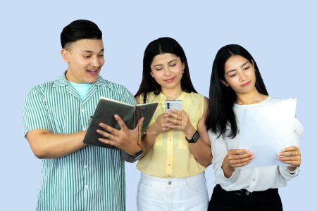 Un grupo de estudiantes redactores amigos con bloc de notas, teléfono móvil, ordenador portátil dando expresiones gestos y trabajando juntos con alegría