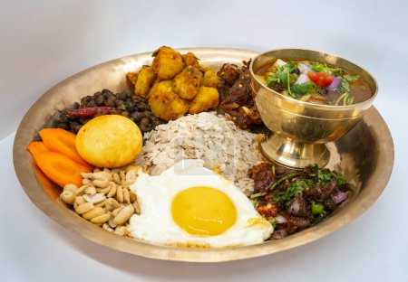 Newari Khaja Set Thali typique népalais avec flocons de riz, Choyila, oeufs, pois chiches, Tama, soupe de bambou, déjeuner Aalu Sadheko