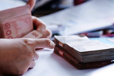 Foto de Primer plano imagen de la mano femenina contar el dinero, fondo de contabilidad empresarial - Imagen libre de derechos