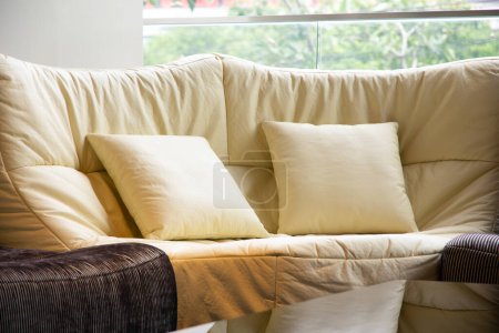 Téléchargez les photos : Coussin doux dans le canapé, salon - en image libre de droit