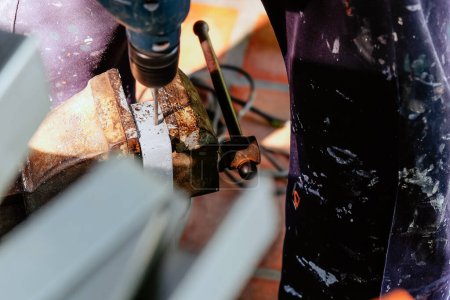 Téléchargez les photos : Image d'un métallurgiste travaillant sur une machine de forage - en image libre de droit