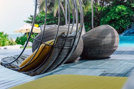 Téléchargez les photos : Image de Chaises relaxantes avec oreillers au bord de la piscine - en image libre de droit