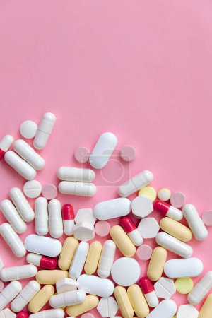 Téléchargez les photos : Assortiment coloré de la médecine, Capsule pilules fond - en image libre de droit