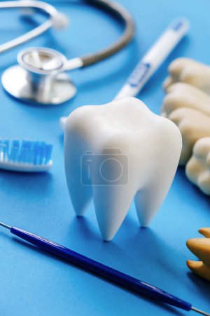 Téléchargez les photos : Modèle dentaire et équipement dentaire sur fond bleu, concept de dentisterie. - en image libre de droit