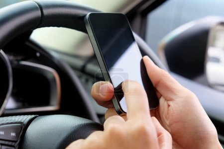 Téléchargez les photos : Image de l'utilisation d'un téléphone portable à l'intérieur d'une voiture - en image libre de droit