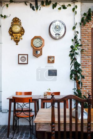 Téléchargez les photos : Intérieur d'une salle à manger vintage avec des objets décoratifs et des meubles. Le concept de repos et de détente - en image libre de droit