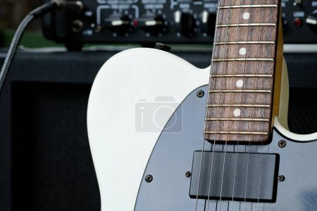 Foto de Guitarra eléctrica en el fondo del amplificador de guitarra. Primer plano. - Imagen libre de derechos