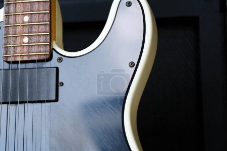 Foto de Guitarra eléctrica en el fondo del amplificador de guitarra. Primer plano. - Imagen libre de derechos