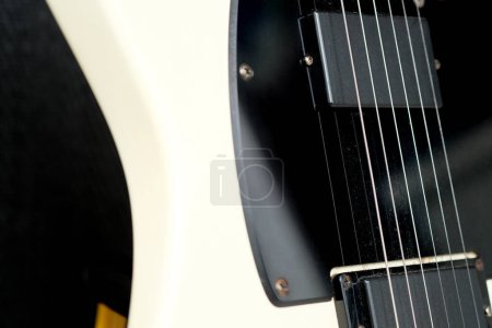 Téléchargez les photos : Guitare électrique sur le fond de l'amplificateur de guitare. Gros plan. - en image libre de droit