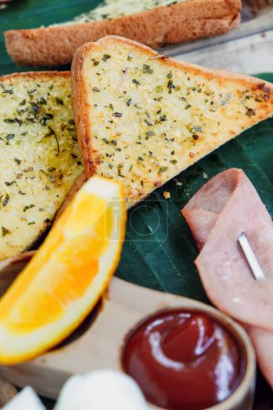 Téléchargez les photos : Petit déjeuner avec pain grillé et jambon sur plateau en bois - en image libre de droit