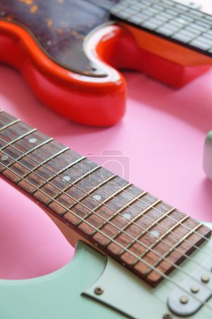 Foto de Guitarra eléctrica y bajo eléctrico sobre un fondo rosa con espacio de copia. - Imagen libre de derechos