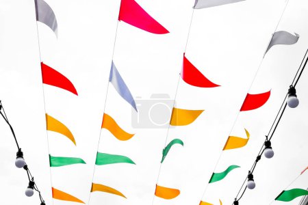 Foto de Bandera colgante sobre fondo blanco - Imagen libre de derechos