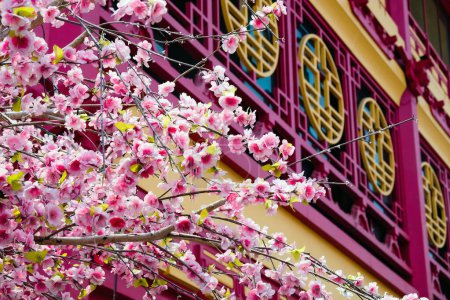 Foto de Flor de imitación, flores artificiales de cerezo japonés en plena floración. Hermosas flores fondo. - Imagen libre de derechos