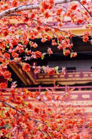 Foto de Flor de imitación, flores artificiales de cerezo japonés en plena floración. Hermosas flores fondo. - Imagen libre de derechos