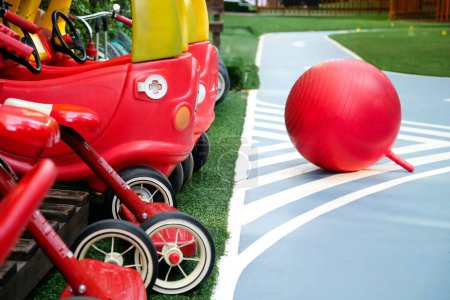 Colorido equipo de parque infantil y juguetes en césped artificial