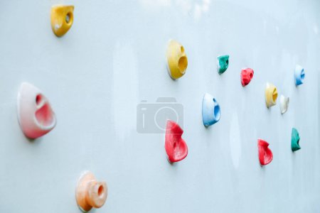 Foto de Escalada colorida en la pared para escalada en roca al aire libre - Imagen libre de derechos