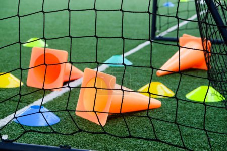 Téléchargez les photos : Objectif de football et cônes sur gazon artificiel vert, fond de sport. - en image libre de droit