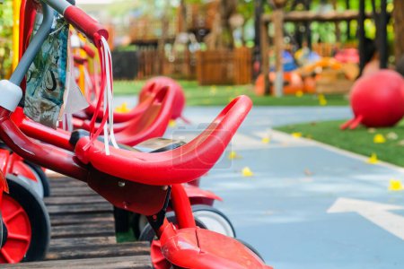 Rotes Dreirad im Park, Kinderspielplatz im Park