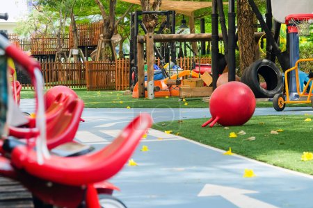 Foto de Parque infantil en el parque en un día soleado - Imagen libre de derechos