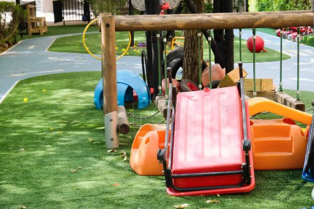 Parque infantil en el parque con equipamiento infantil. Zona de juegos para niños.