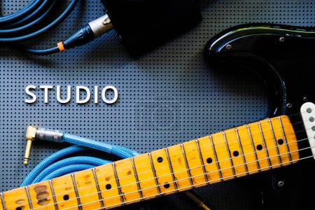 Foto de Guitarra eléctrica, Instumentos y cables sobre fondo gris. Concepto musical - Imagen libre de derechos