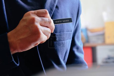 Foto de Hombre de negocios con una etiqueta de startup en su mano, concepto de negocio - Imagen libre de derechos