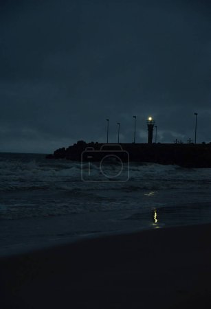 Leuchtturm in der Nähe der Stadt Lba Ostsee Polen. Nachtaufnahme der Seebrücke und des Meeres
