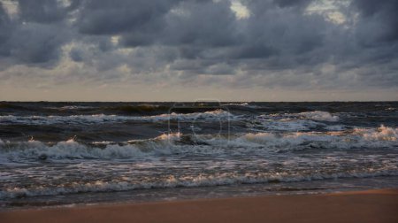 Téléchargez les photos : Mer et plage dans la couleur du soleil couchant - en image libre de droit