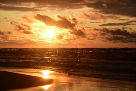 Téléchargez les photos : Coucher de soleil sur la mer Baltique - en image libre de droit
