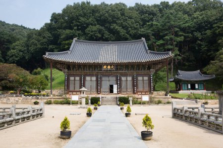 Foto de Templo Jikjisa es un templo famoso en Gimcheon-si, Corea del Sur. - Imagen libre de derechos