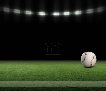 Foto de Pelota de béisbol en un campo de hierba con rayas y fondo negro bajo las luces - Imagen libre de derechos