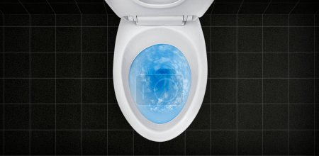 Foto de Vista superior del inodoro, detergente azul enrojeciéndose en él - Imagen libre de derechos