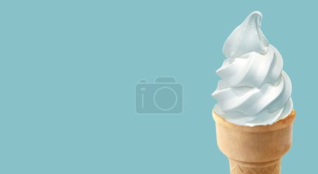 Foto de Cono de helado primer plano en cono de gofre sobre fondo azul - Imagen libre de derechos