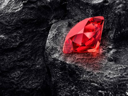 Foto de Diamante deslumbrante rojo sobre fondo de carbón negro - Imagen libre de derechos