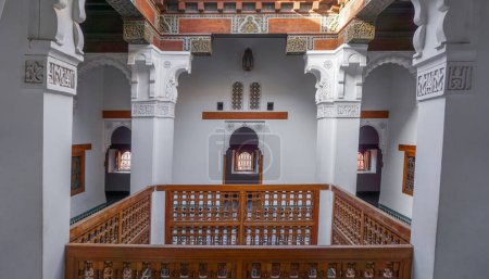 Téléchargez les photos : Le couloir coloré de la Madrassa ben Youssef, Marrakech, Maroc. - en image libre de droit
