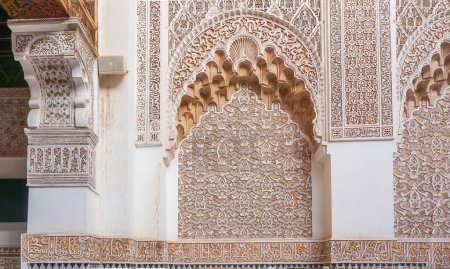 Téléchargez les photos : Les échantillons exceptionnels de décorations dans la Madrassa ben Youssef, Marrakech, Maroc. - en image libre de droit