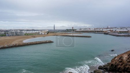 Téléchargez les photos : Panorama de l'estuaire sur l'estuaire du Bou Regreg à la ville de Rabat, Maroc. - en image libre de droit