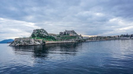 Téléchargez les photos : Vue panoramique de la mer à l'ancienne forteresse de Corfou, Grèce. - en image libre de droit