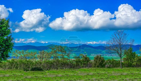 Foto de Vista panorámica de las montañas de Rila desde el campo de Ihtiman, Bulgaria. - Imagen libre de derechos
