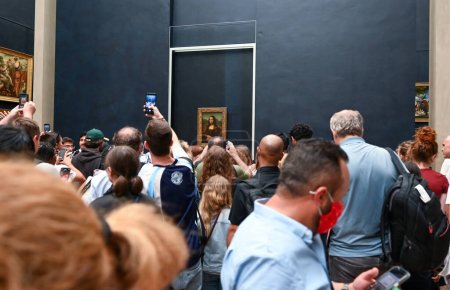 Téléchargez les photos : Paris France Juin 2022 POV photo de la personne entrant dans le hall d'exposition de leonardos gioconda marcher dans la file d'attente pour voir le célèbre portrait - en image libre de droit
