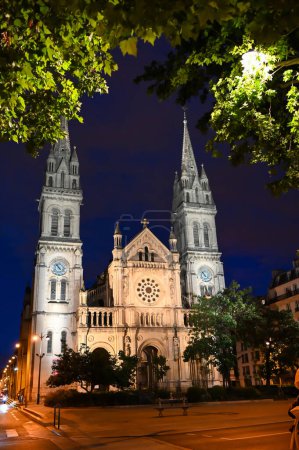 Foto de París, Francia, junio de 2022. Fascinante foto nocturna en formato vertical de la fachada de la Iglesia de Saint-Ambroise. - Imagen libre de derechos
