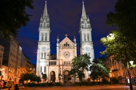 Foto de París, Francia, junio de 2022. Fascinante foto nocturna de la fachada de la Iglesia de Saint-Ambroise. - Imagen libre de derechos