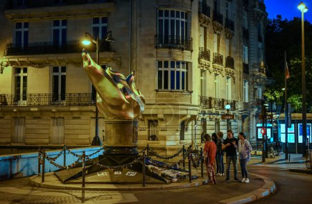 Téléchargez les photos : Paris, France, le 1er juillet 2022. Flame of Liberty est une réplique de la flamme du flambeau de la Statue de la Liberté. C'est le lieu de la mort et du mémorial de la princesse Diane sur le pont de l'Alma. Destinations touristiques. - en image libre de droit