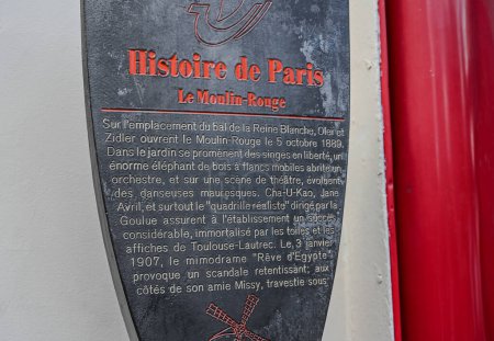 Téléchargez les photos : Paris, France, le 1er juillet 2022. Une plaque d'information raconte la naissance du Moulin Rouge. - en image libre de droit